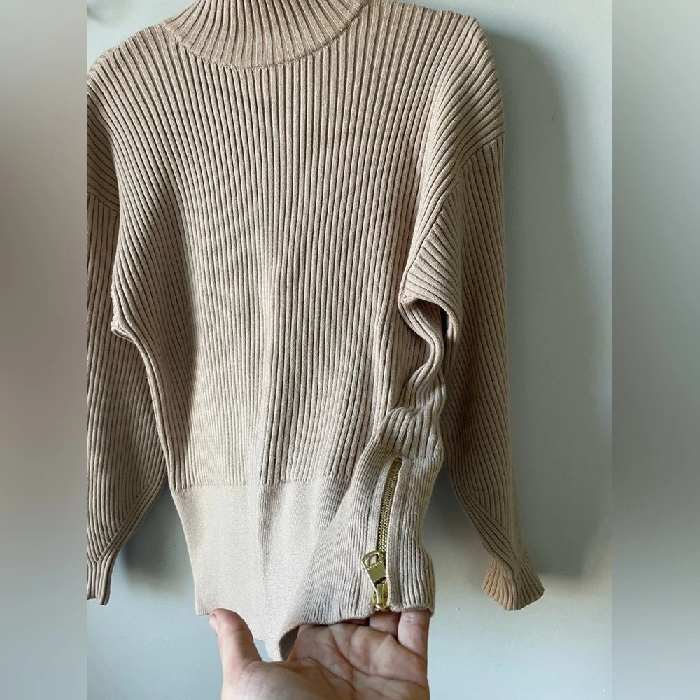 Varley, XS (measures bigger), designer beige ribbed mock neck side zip knit top - Picture 2 of 9